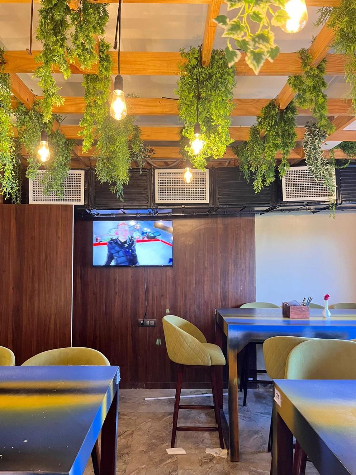 Hotel Eden Karwar Extérieur photo